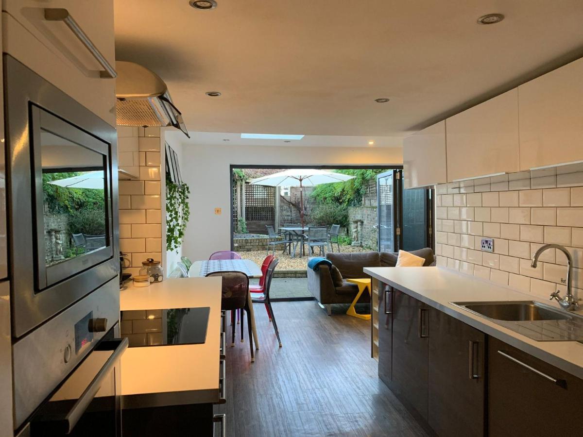 Appartement 2 Bedrooms With Private Garden Walking Distance To Underground Ideal For Families *