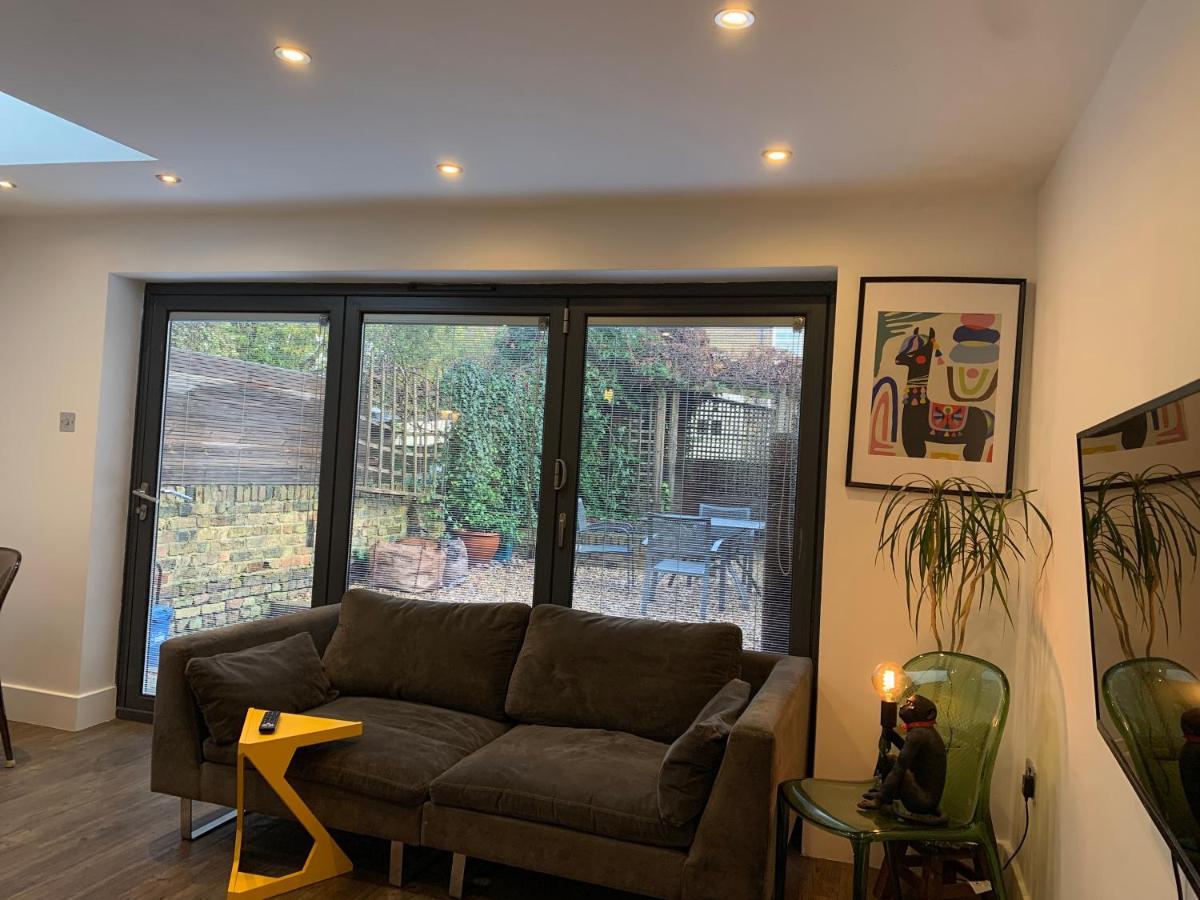 2 Bedrooms With Private Garden Walking Distance To Underground Ideal For Families Londen