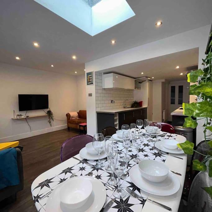 2 Bedrooms With Private Garden Walking Distance To Underground Ideal For Families Appartement *