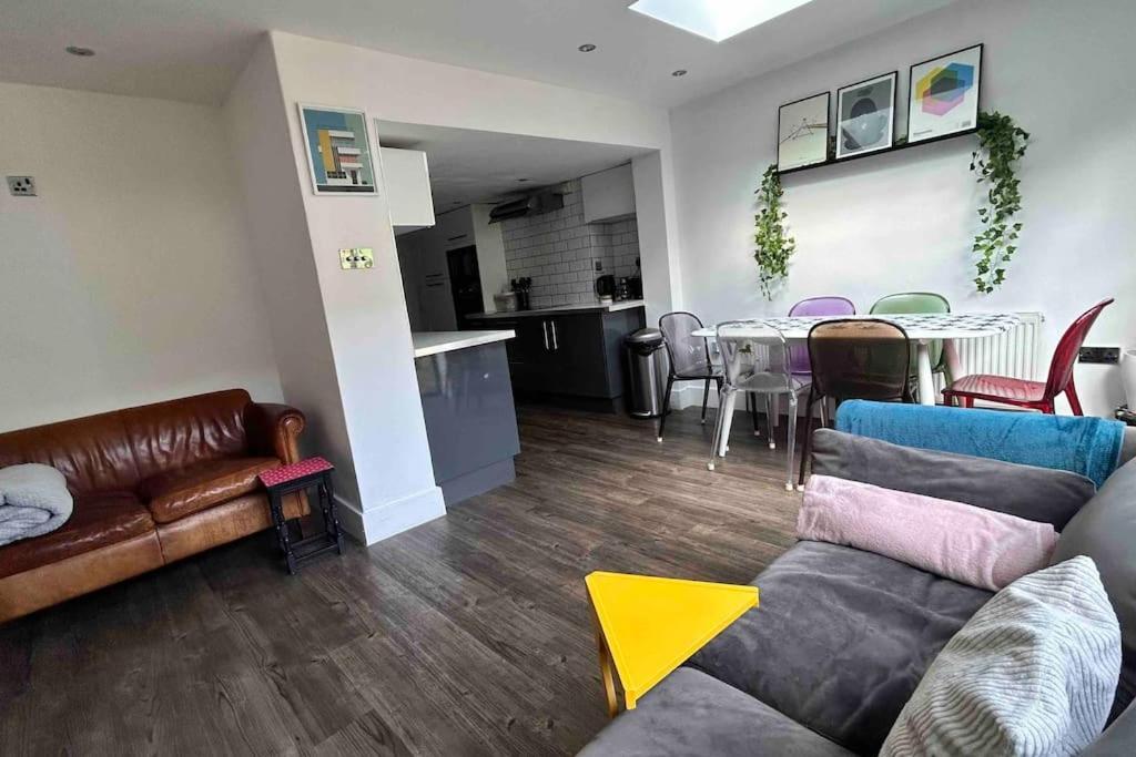 2 Bedrooms With Private Garden Walking Distance To Underground Ideal For Families * Londen