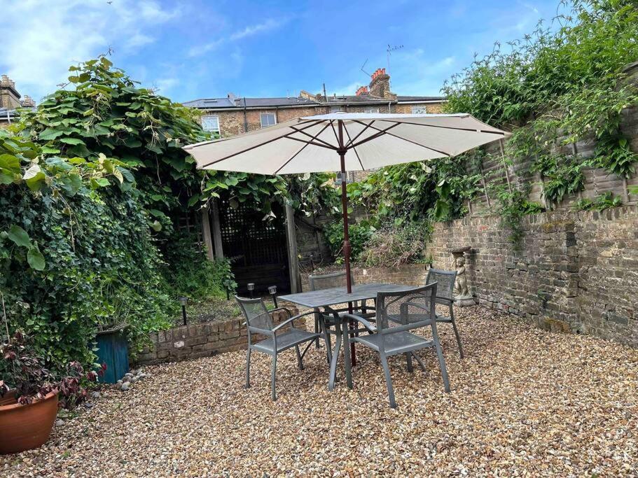 2 Bedrooms With Private Garden Walking Distance To Underground Ideal For Families Appartement *
