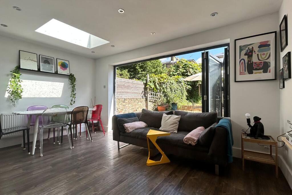 2 Bedrooms With Private Garden Walking Distance To Underground Ideal For Families Londen