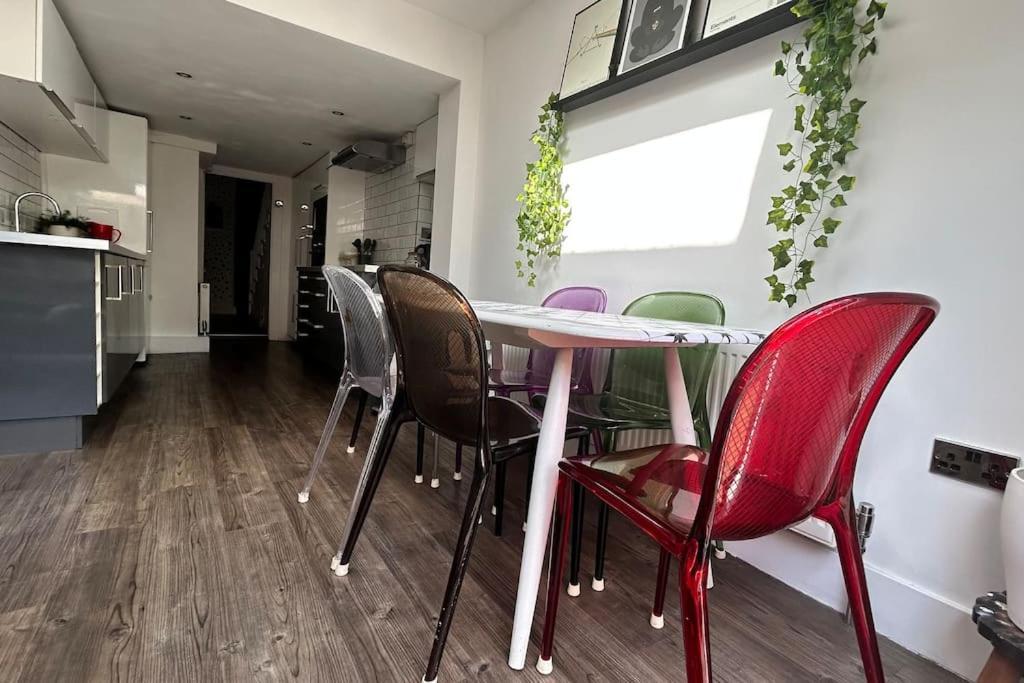 Appartement 2 Bedrooms With Private Garden Walking Distance To Underground Ideal For Families *