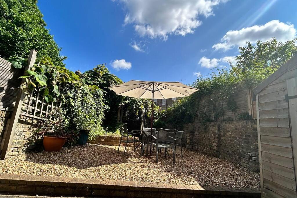 2 Bedrooms With Private Garden Walking Distance To Underground Ideal For Families Appartement *