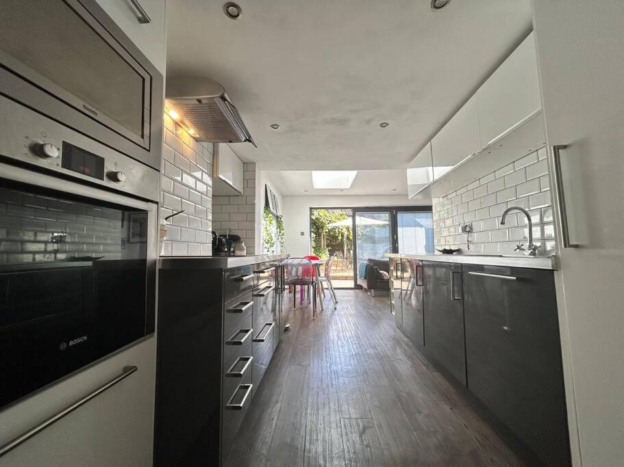 Appartement 2 Bedrooms With Private Garden Walking Distance To Underground Ideal For Families *