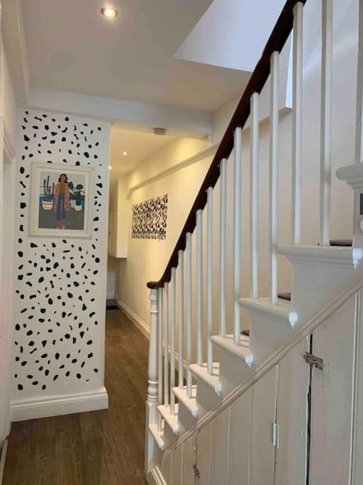 2 Bedrooms With Private Garden Walking Distance To Underground Ideal For Families Appartement *