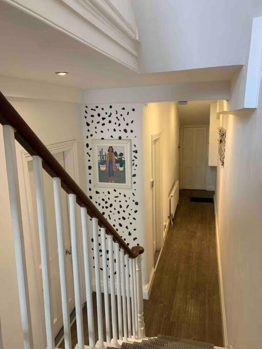 2 Bedrooms With Private Garden Walking Distance To Underground Ideal For Families Appartement Londen