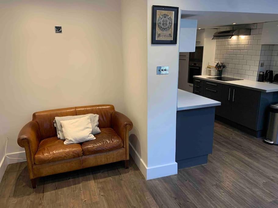 2 Bedrooms With Private Garden Walking Distance To Underground Ideal For Families Appartement Londen