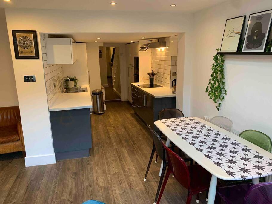 Appartement 2 Bedrooms With Private Garden Walking Distance To Underground Ideal For Families *