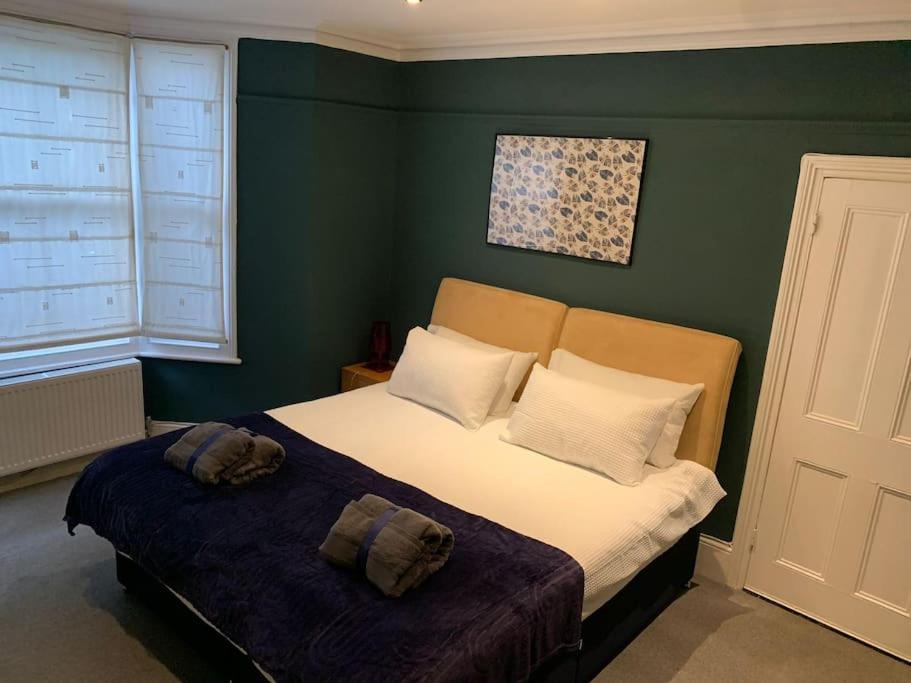 2 Bedrooms With Private Garden Walking Distance To Underground Ideal For Families Appartement *