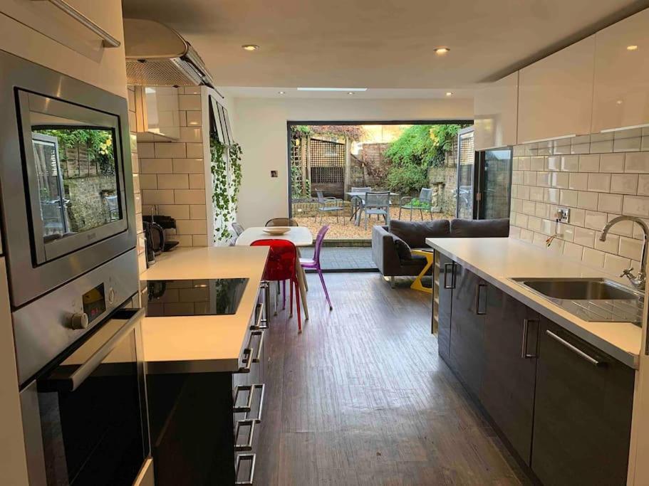 2 Bedrooms With Private Garden Walking Distance To Underground Ideal For Families Appartement Londen