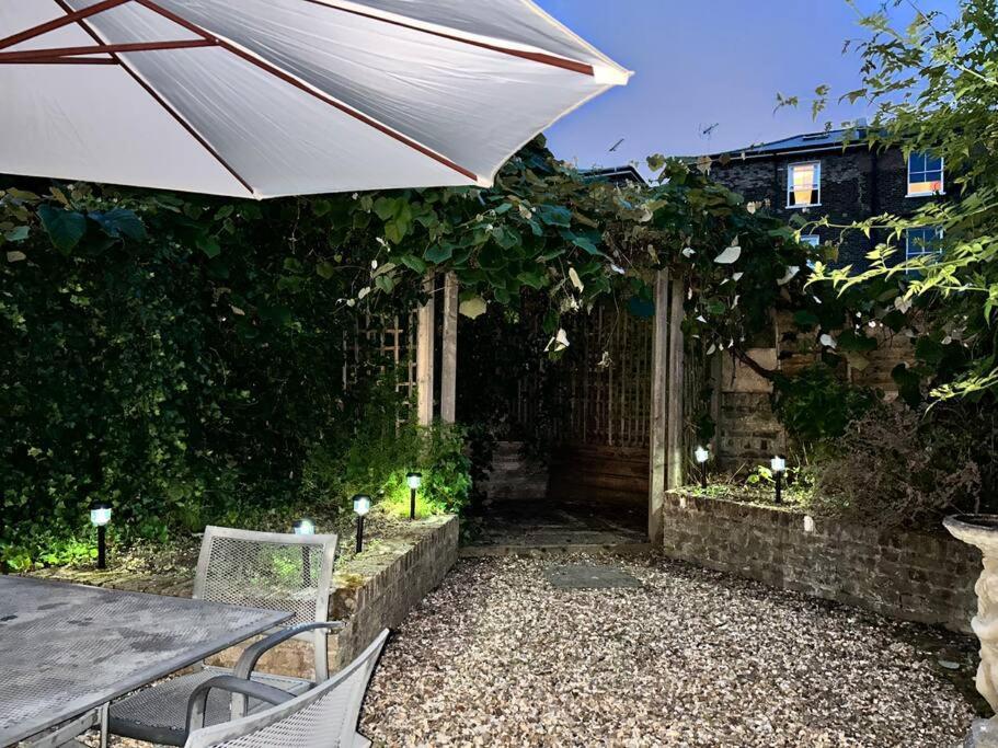 Appartement 2 Bedrooms With Private Garden Walking Distance To Underground Ideal For Families Londen