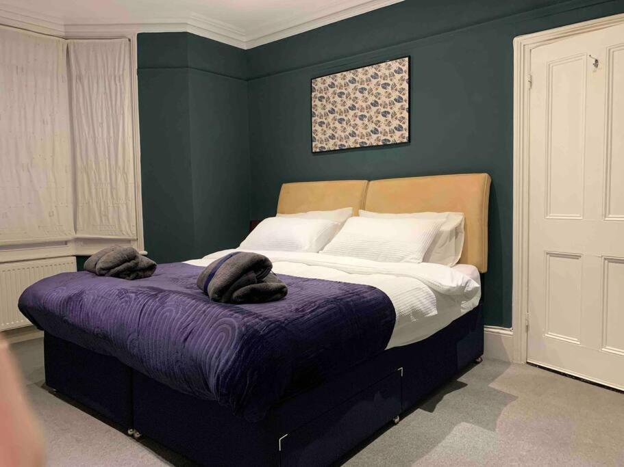 2 Bedrooms With Private Garden Walking Distance To Underground Ideal For Families Appartement Londen