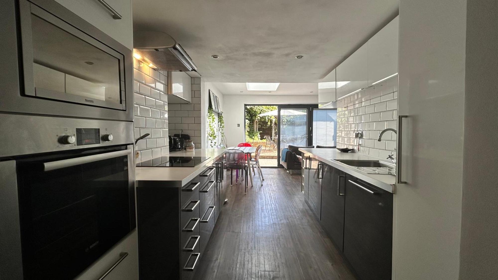 2 Bedrooms With Private Garden Walking Distance To Underground Ideal For Families Londen