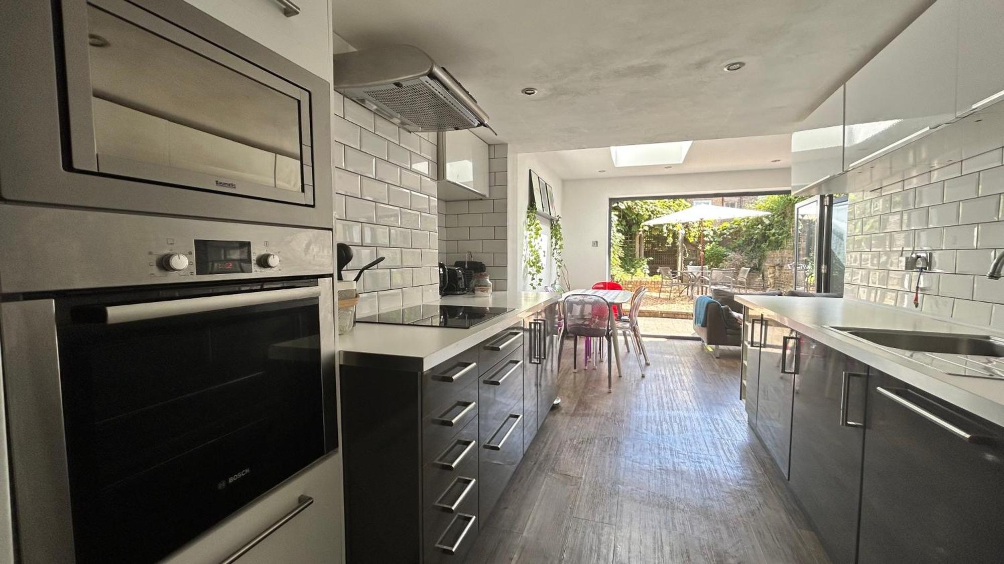 2 Bedrooms With Private Garden Walking Distance To Underground Ideal For Families Appartement Londen