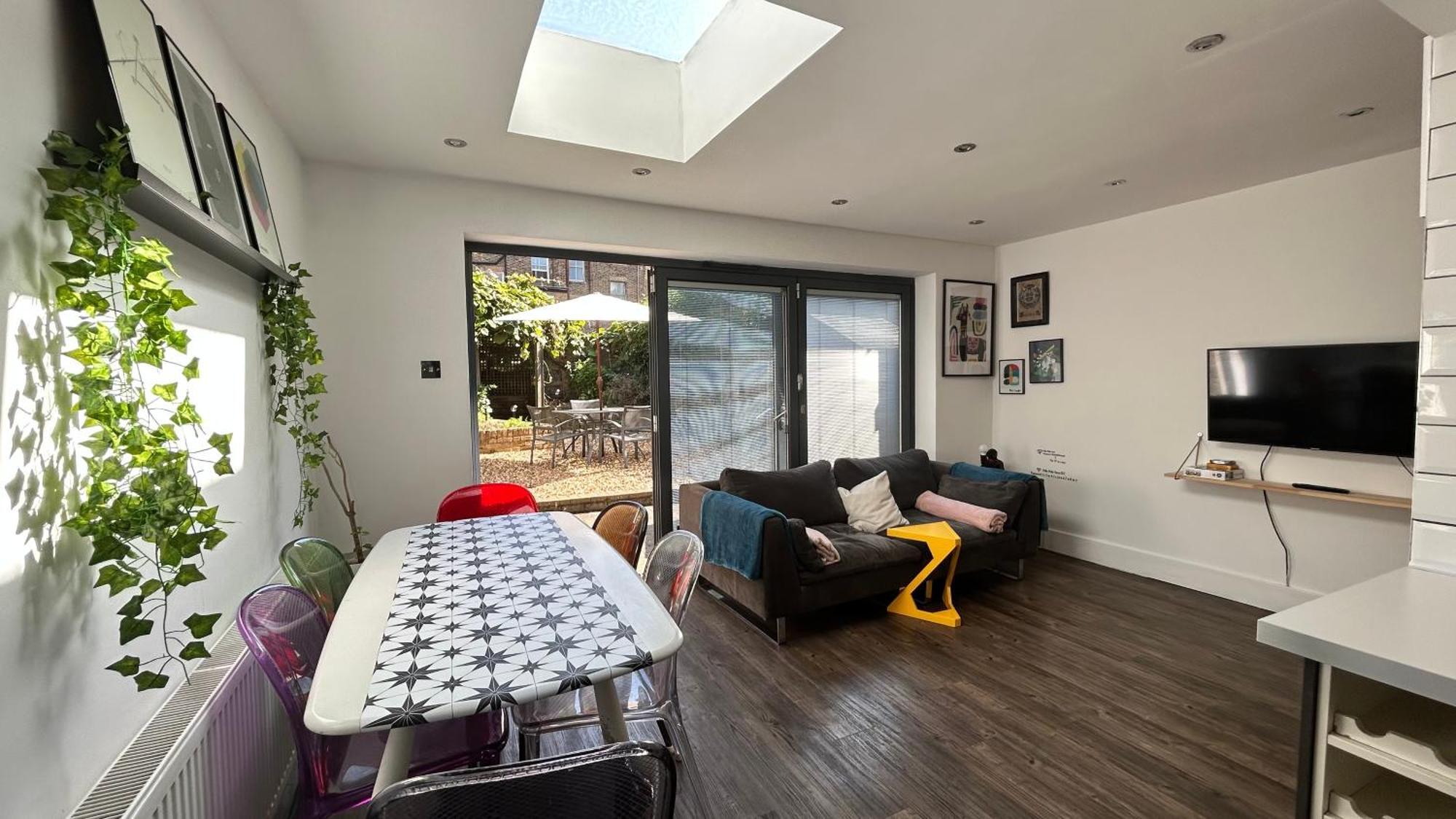 2 Bedrooms With Private Garden Walking Distance To Underground Ideal For Families * Londen