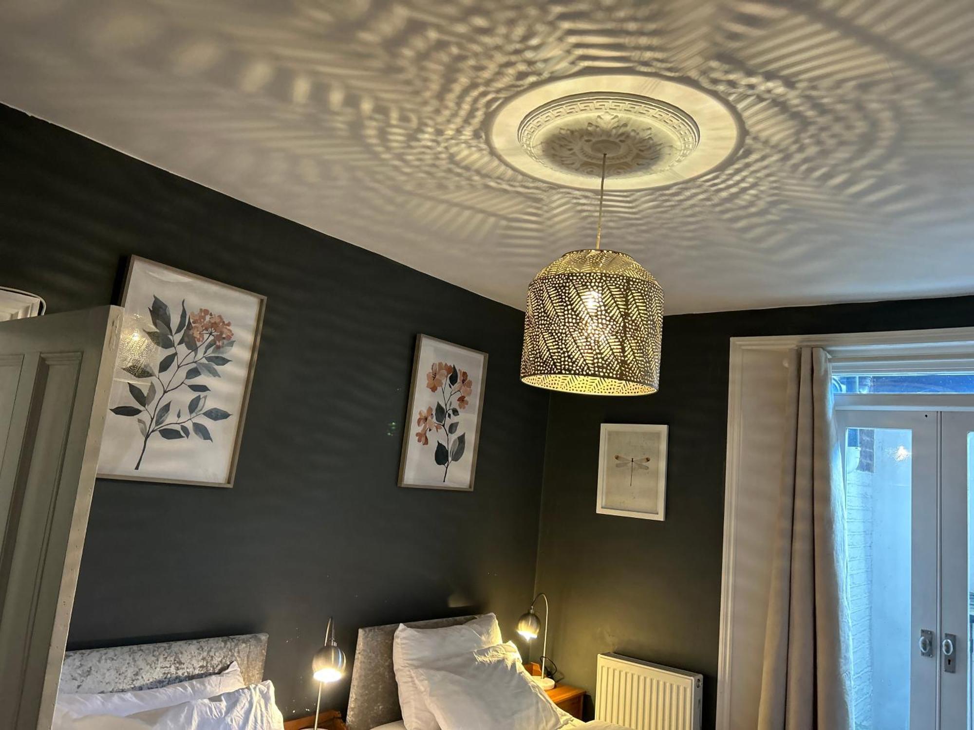 2 Bedrooms With Private Garden Walking Distance To Underground Ideal For Families Appartement Londen