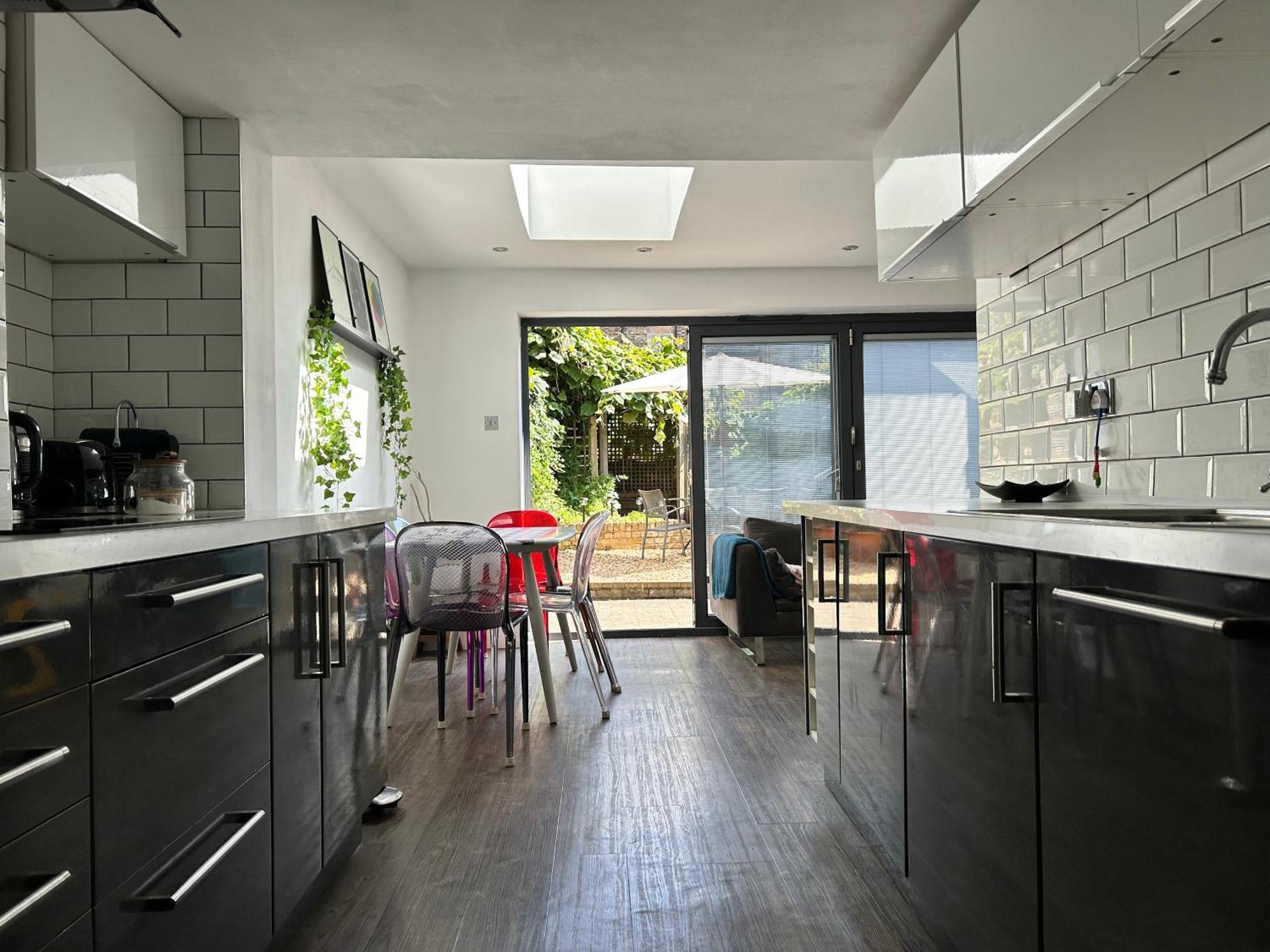 2 Bedrooms With Private Garden Walking Distance To Underground Ideal For Families Londen