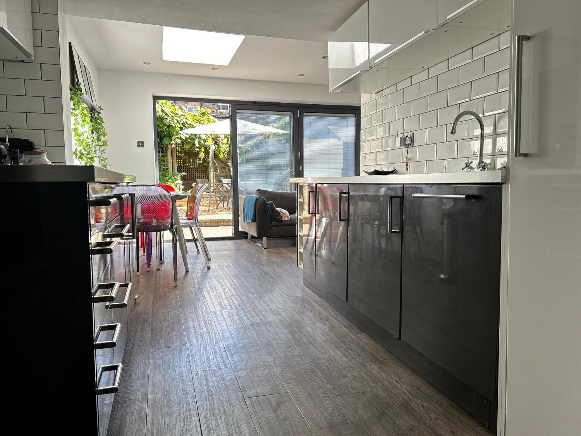 2 Bedrooms With Private Garden Walking Distance To Underground Ideal For Families Appartement *