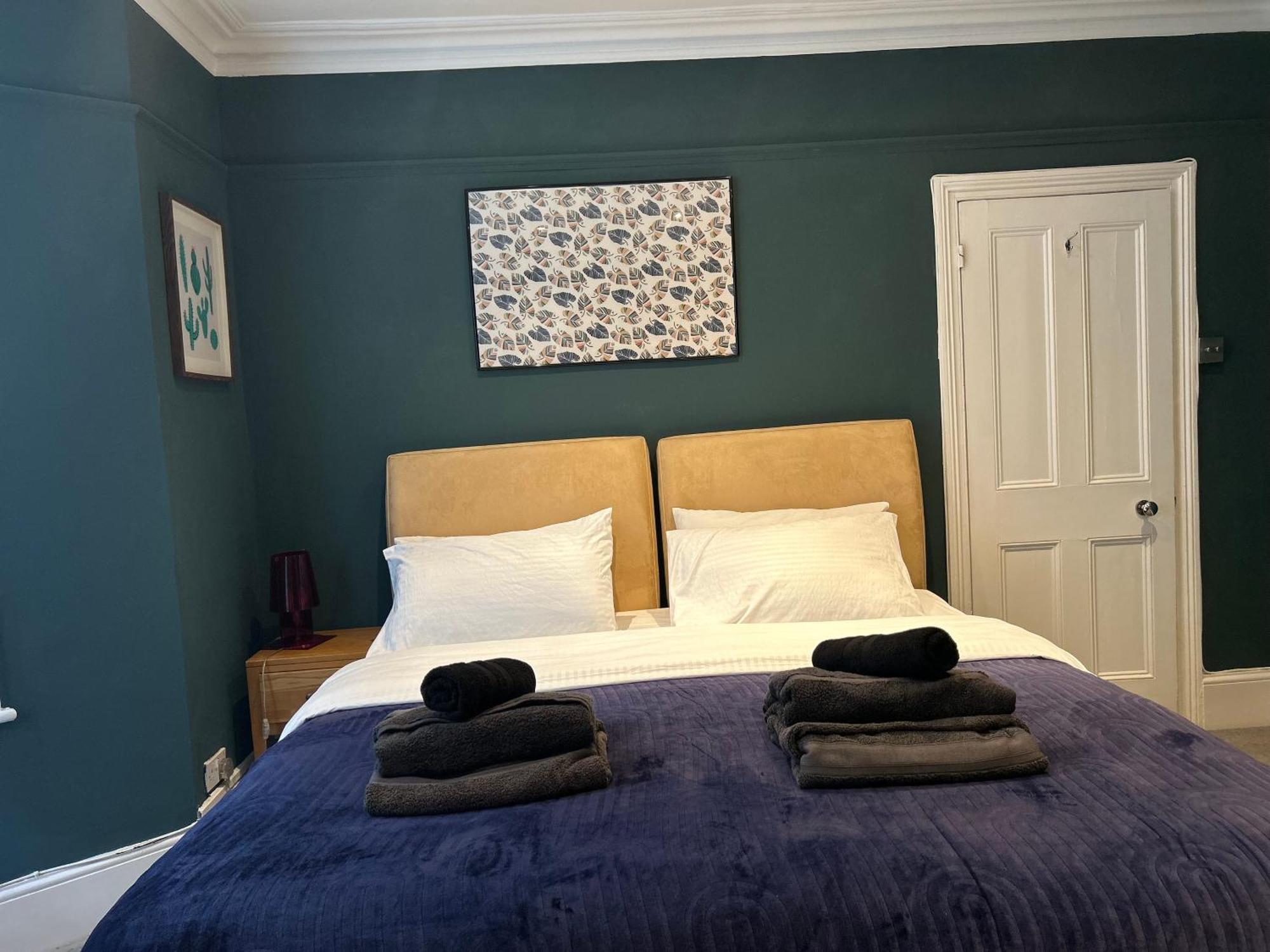 2 Bedrooms With Private Garden Walking Distance To Underground Ideal For Families * Londen