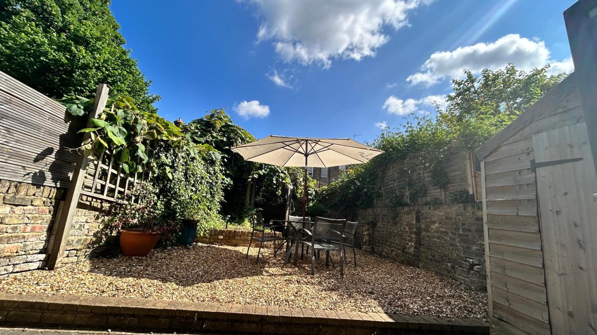 2 Bedrooms With Private Garden Walking Distance To Underground Ideal For Families Appartement Londen