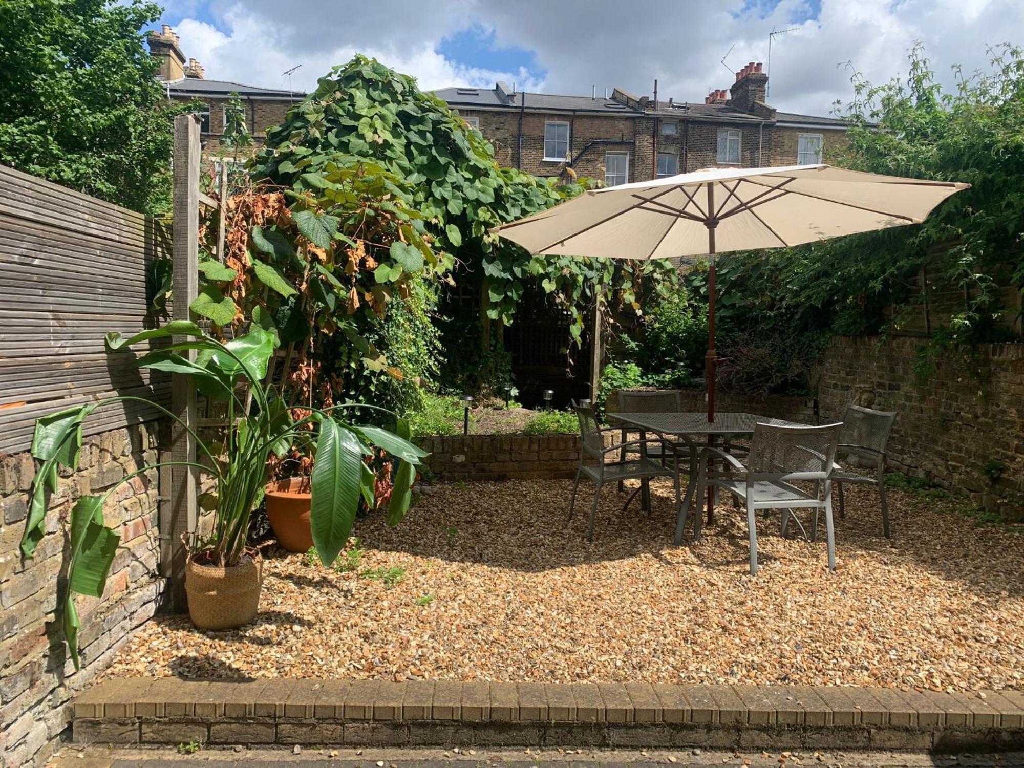 2 Bedrooms With Private Garden Walking Distance To Underground Ideal For Families Appartement